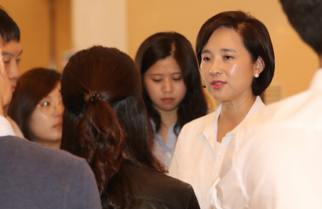 유은혜 부총리 겸 교육부 장관 후보자가 31일 충남 예산군 리솜스파캐슬 덕산에서 열린 더불어민주당 2018년 정기국회 대비 워크숍에서 잠시 행사장 밖으로 나와 취재진의 질의를 받고 있다. 연합뉴스