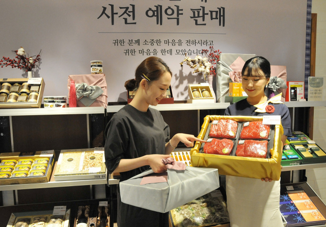 추석 명절을 앞두고 각 백화점 마다 최신 소비 트렌드를 반영한 이색 선물세트로 소비심리 자극에 나섰다. =롯데백화점 대구점 제공