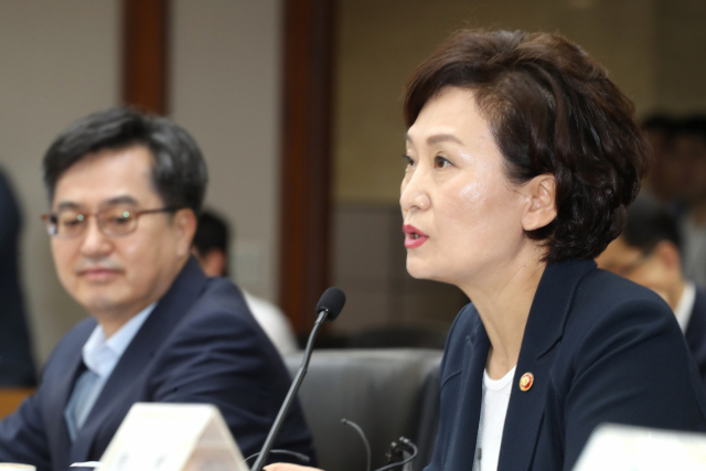 지난달 27일 오전 서울 영등포구 수출입은행에서 열린 경제관계장관회의에서 김현미 국토교통부 장관이 발언하고 있다. 연합뉴스