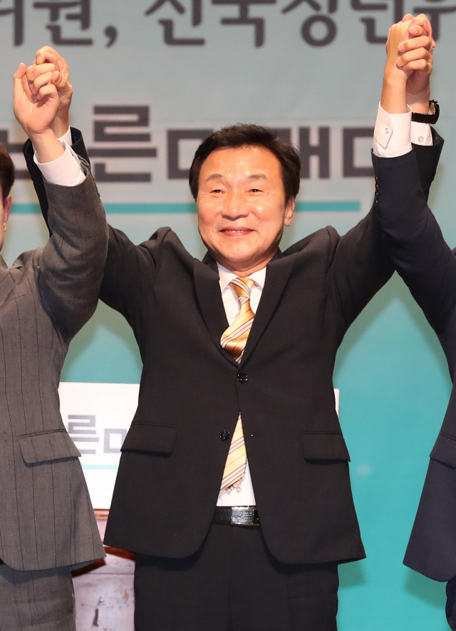 2일 오후 국회 의원회관에서 열린 바른미래당 당대표 및 최고위원 및 전국청년위원장 선출대회에서 신임 당대표로 선출된 손학규 후보가 당원들에게 인사하고 있다. 연합뉴스