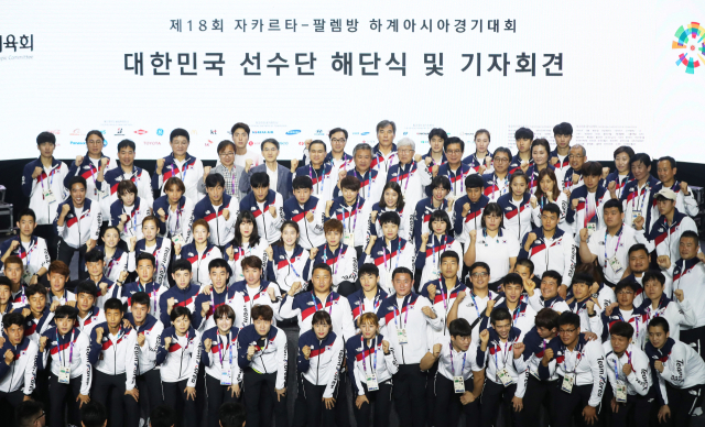 2일 오전(현지시각) 인도네시아 자카르타 코리아하우스에서 열린 2018 자카르타-팔렘방 아시안게임(AG) 선수단 해단식 및 기자회견에서 한국 선수단이 기념촬영을 하고 있다. 연합뉴스