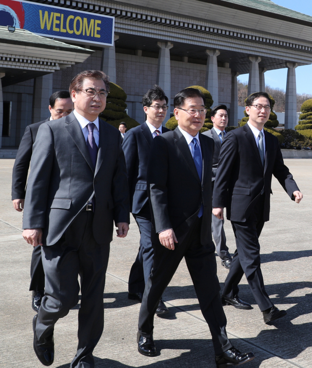 오는 5일 방북할 문재인 대통령의 특별사절로 서훈 국가정보원장, 정의용 청와대 국가안보실장이 결정됐다. 청와대는 2일 서 원장을 대표로 정 실장과 김상균 국정원 2차장, 천해성 통일부 차관, 윤건영 청와대 국정상황실장이 평양을 방문한다고 발표했다. 이는 지난 3월 1차 대북특사단의 명단과 동일한 것이다. 다만 이번 특사단의 대표는 지난 1차 때 정 실장이었던 것과 달리 서 원장이 맡는다고 청와대는 설명했다. 사진은 지난 3월 1차 대북특사 출국 모습. 앞줄 왼쪽부터 서훈 국가정보원장, 정의용 청와대 국가안보실장, 천해성 통일부 차관 연합뉴스