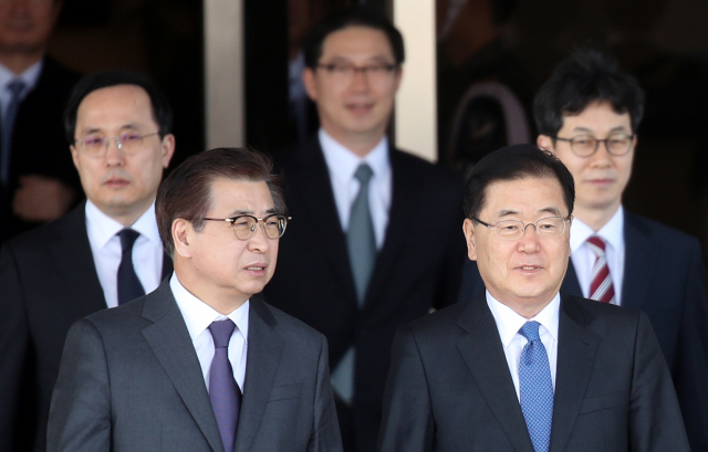 오는 5일 방북할 문재인 대통령의 특별사절로 서훈 국가정보원장, 정의용 청와대 국가안보실장이 결정됐다. 청와대는 2일 서 원장을 대표로 정 실장과 김상균 국정원 2차장, 천해성 통일부 차관, 윤건영 청와대 국정상황실장이 평양을 방문한다고 발표했다. 이는 지난 3월 1차 대북특사단의 명단과 동일한 것이다. 다만 이번 특사단의 대표는 지난 1차 때 정 실장이었던 것과 달리 서 원장이 맡는다고 청와대는 설명했다. 사진은 지난 3월 1차 대북특사 출국 모습. 왼쪽부터 김상균 국정원 2차장, 서훈 국가정보원장, 천해성 통일부 차관, 정의용 국가안보실장, 윤건영 청와대 국정상황실장. 연합뉴스