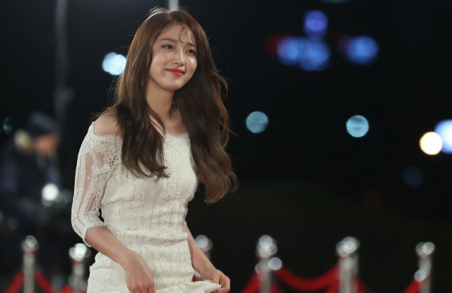 배우 표예진이 지난해 12월 31일 오후 서울 여의도 KBS신관에서 열린 2017 KBS 연기대상 레드카펫 행사에 참석하고 있다. 연합뉴스