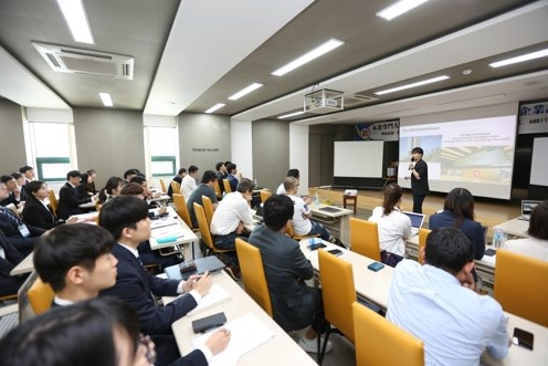일본 IT기업 관계자가 대구 모 대학에서 설명회를 하고 있다. 자료사진 연합뉴스