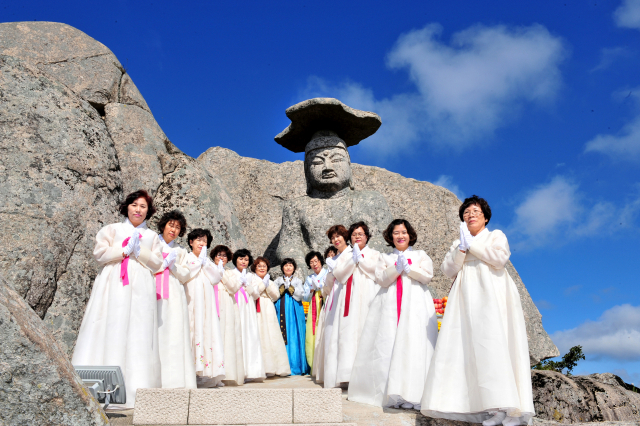 지난해 열린 갓바위소원성취축제에서 선본사 발심회 회원들이 다례봉행을 하는 모습. 경산시 제공