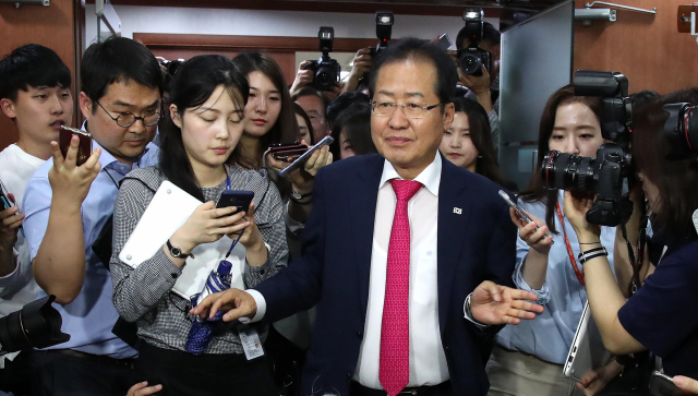 자유한국당 홍준표 대표가 14일 서울 여의도 당사에서 사퇴 의사를 밝히고 당사를 나서고 있다. 연합뉴스