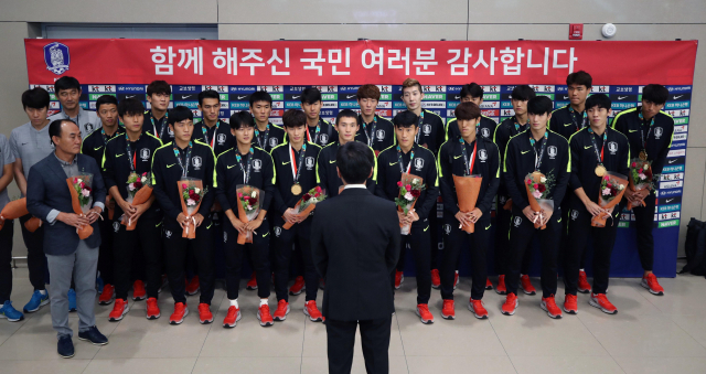 2018 자카르타-팔렘방 아시안게임에서 금메달을 획득하며 대회 2연패를 달성한 축구대표팀 3일 오전 인천국제공항으로 귀국한 뒤 해단식에서 정몽규 대한축구협회 회장의 격려사를 듣고 있다. 자료사진 연합뉴스