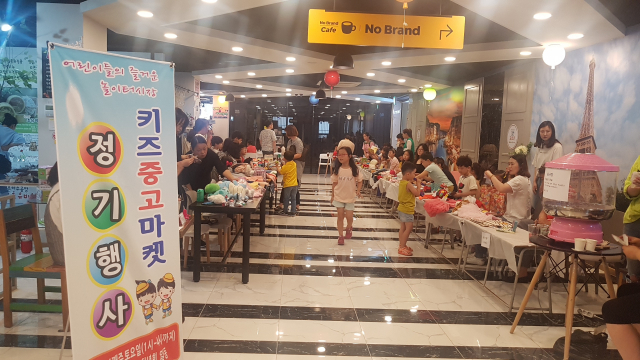 전통시장안 청년몰에서 펼쳐지는 버스킹 공연. 경북도 제공