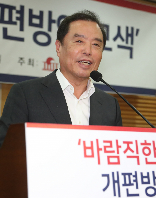 자유한국당 김병준 비대위원장이 30일 오후 국회 의원회관에서 열린 바람직한 국민연금 개편방안 모색 토론회에서 인사말을 하고 있다. 연합뉴스