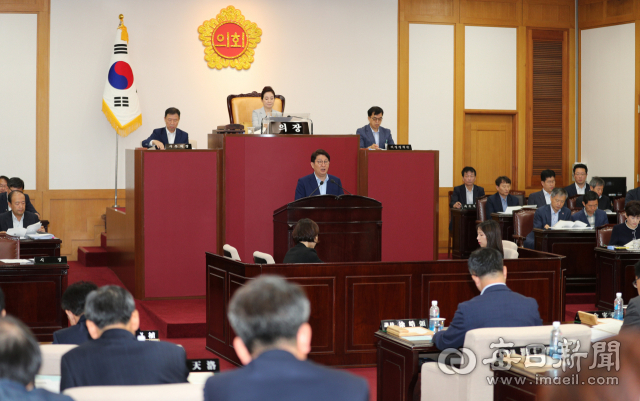 4일 대구시의회 본회의장에서 열린 제261회 정례회에서 권영진 대구시장이 2018년도 제2회 추가경정 예산안 제출에 따른 제안 설명을 하고 있다. 정운철 기자 woon@msnet.co.kr