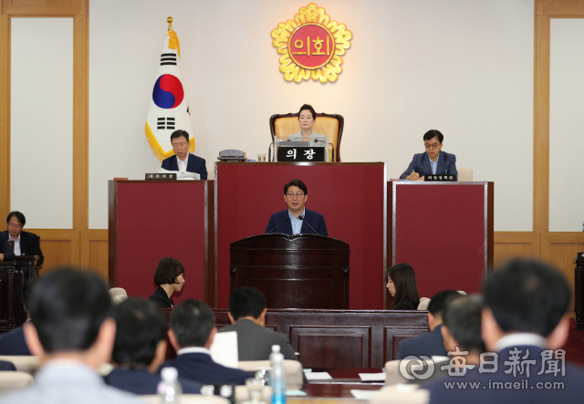 4일 대구시의회 본회의장에서 열린 제261회 정례회에서 권영진 대구시장이 2018년도 제2회 추가경정 예산안 제출에 따른 제안 설명을 하고 있다. 정운철 기자 woon@msnet.co.kr