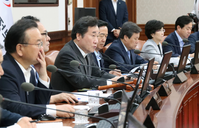 이낙연 국무총리가 4일 오전 서울 세종로 정부서울청사에서 열린 국무회의에서 발언하고 있다. 연합뉴스
