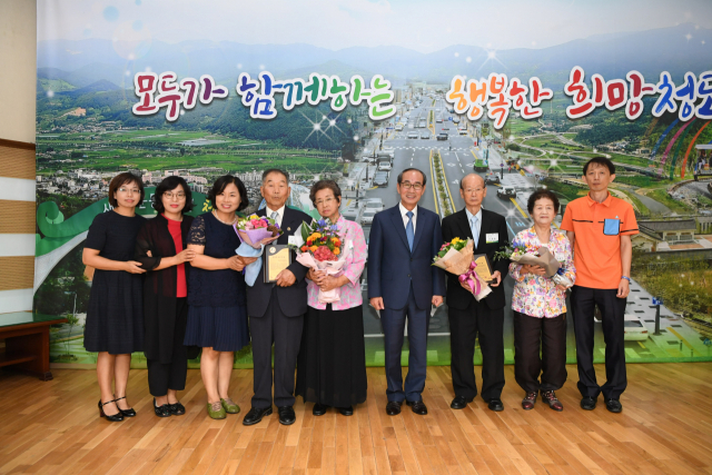 화목한 노 부부 상