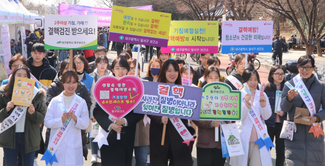 대구 달서구가 대구경북에서는 유일하게 결핵환자 가족검진율 최우수기관으로 선정됐다. 지난 3월 달서구보건소 직원들이 두류공원에서 결핵 예방 캠페인을 하는 모습. 달서구 제공