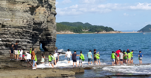 수만권의 책을 쌓아 놓은 듯한 환상적인 경관에 천년의 신비로움을 간직한 상족암