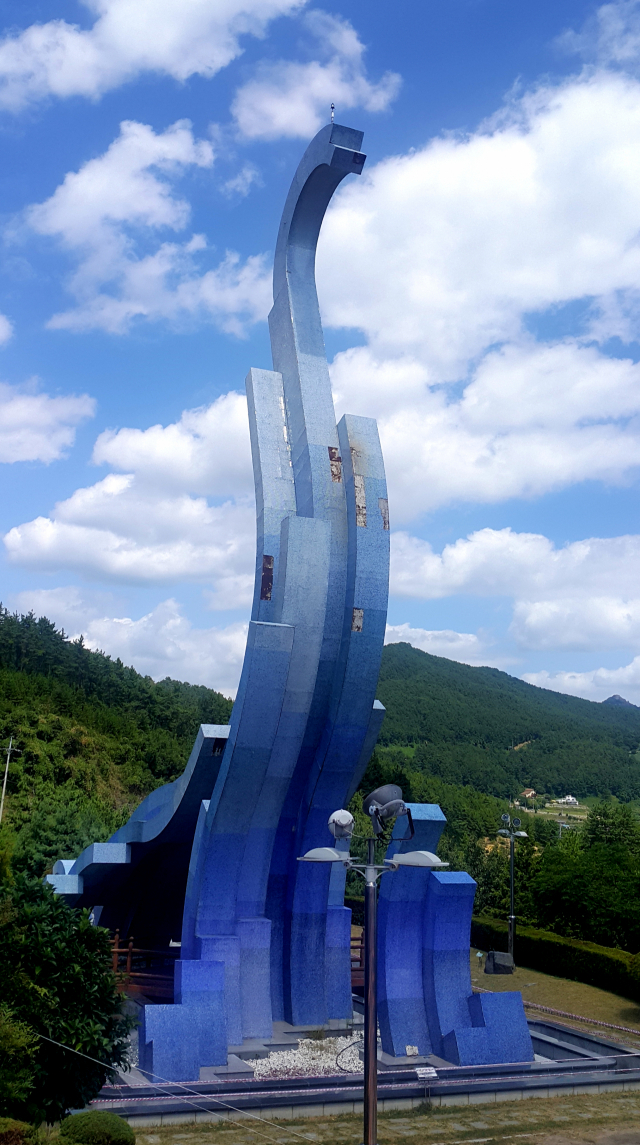 상족암 언덕 위 야산에는 공룡 중 가장 크고 긴 공룡인 브라키오사우루스 모형의 조형물이 우뚝 서 있다.