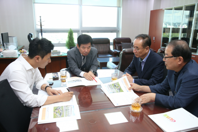 4일 장세용 구미시장이 국회를 방문, 국회 국방위원회 소속인 김진표 더불어민주당 국회의원을 만나 구미시가 방위산업진흥원, 국방부품단종센터 등을 국방산업 관련 기관을 유치할 수 있도록 관심을 가져줄 것을 요청했다. 구미시 제공