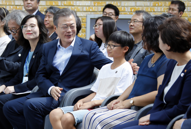 문재인 대통령이 4일 오후 서울 은평구 구산동 도서관 마을에서 열린 