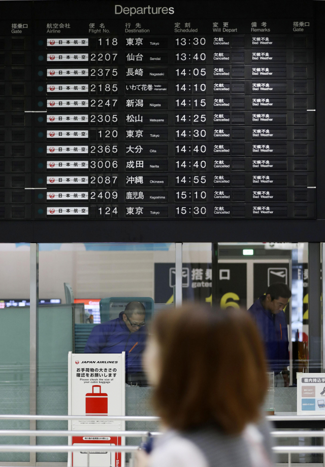 제21호 태풍 제비가 일본 남서부 지역에 상륙한 4일 오사카공항의 항공기 운항 정보 게시판에 