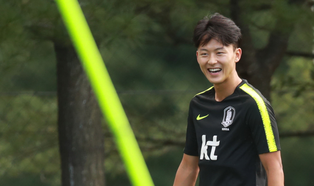 한국 축구대표팀 이승우가 4일 오후 파주 축구대표팀트레이닝센터에서 가볍게 뛰며 몸을 풀고 있다. 대표팀은 오는 7일 고양종합운동장에서 코스타리카와 친선경기를 치른다. 연합뉴스