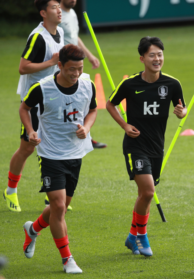 한국 축구대표팀 황희찬과 이승우가 4일 오후 파주 축구대표팀트레이닝센터에서 가볍게 뛰며 몸을 풀고 있다. 대표팀은 오는 7일 고양종합운동장에서 코스타리카와 친선경기를 치른다. 연합뉴스