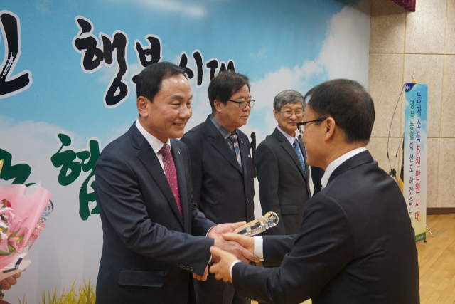 김영태(사진 왼쪽) 구미농협 조합장이 지난 4월 농협중앙회로부터 상호금융예수금 1조원 달성 기념탑을 수상하고 있다. 구미농협 제공