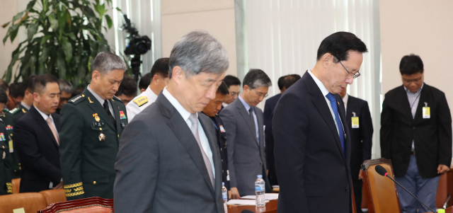 송영무 국방부 장관(오른쪽)과 최재형 감사원장이 20일 오전 열린 국회 법제사법위원회 전체회의에 출석, 포항 헬기사고에 대해 묵념을 하고 있다. 연합뉴스