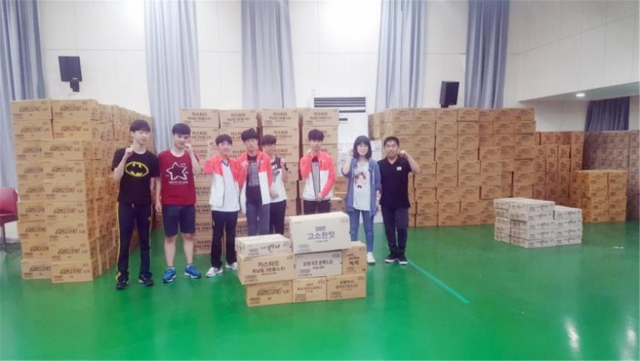 안동영명학교 학생 회장단이 롯데제과로부터 기부받은 과자 상자 앞에서 파이팅 포즈를 취하고 있다. 롯데제과는 5년째 통 큰 과자 기부를 이어오고 있다. 안동영명학교 제공