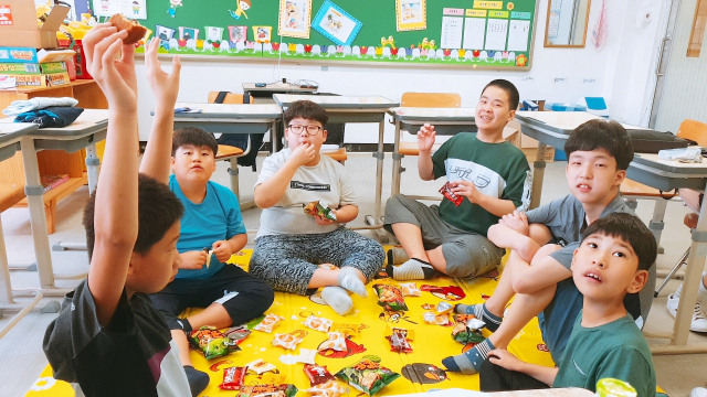 안동영명학교 학생들이 롯데제과가 기부한 과자를 나눠 먹고 있다. 롯데제과는 매년 2천~3천만원 상당의 과자 기부를 이어오고 있다. 안동영명학교 제공