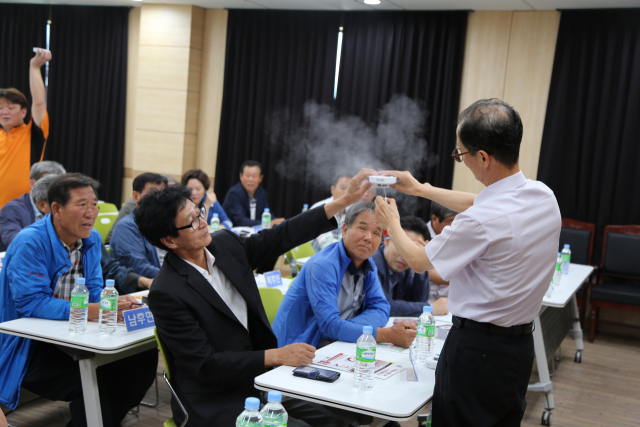 안동소방서는 안동시 이·통장연합회를 대상으로 단독경보형 감지기 작동방법을 설명하고 있다. 안동소방서 제공