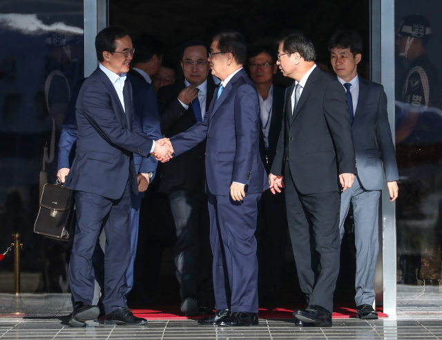 정의용 청와대 국가안보실장을 수석으로 하는 문재인 대통령의 대북 특별사절단이 5일 오전 경기도 성남 서울공항을 통해 평양으로 출발하기 전 조명균 통일부 장관의 환송을 받고 있다. 특사단 5명은 특별기를 타고 서울공항을 출발, 서해 직항로를 통해 방북한다. 연합뉴스