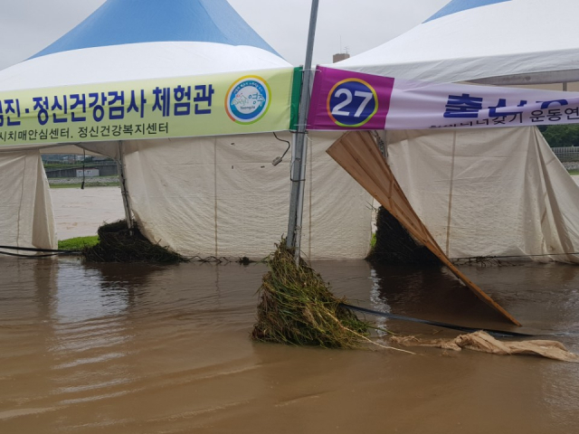 4일 새벽에 내린 비로 영주시 서천 둔치에 설치해 놓은 행사용 텐트가 물에 잠겨 떠내려온 수초들이 뒤엉켜 있다. 이날 폭우로 텐트 안에 설치돼 있던 음향기기 등이 유실됐다. 마경대 기자