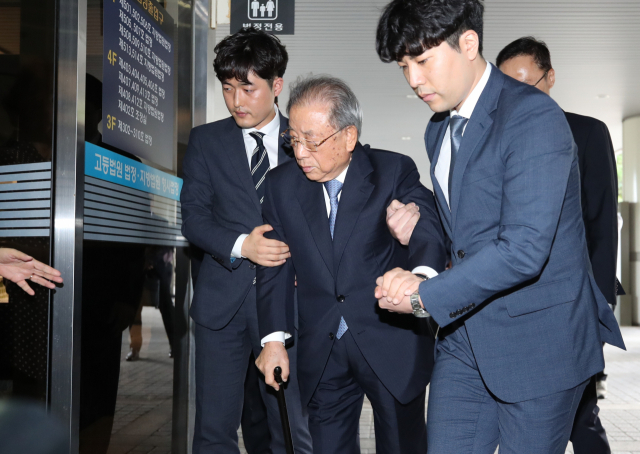 탈세 등의 혐의로 1심에서 징역 3년형을 받은 조석래 효성그룹 명예회장이 5일 오후 서울 서초동 서울고등법원에서 열리는 항소심 선고공판에 부축을 받으며 출석하고 있다. 연합뉴스