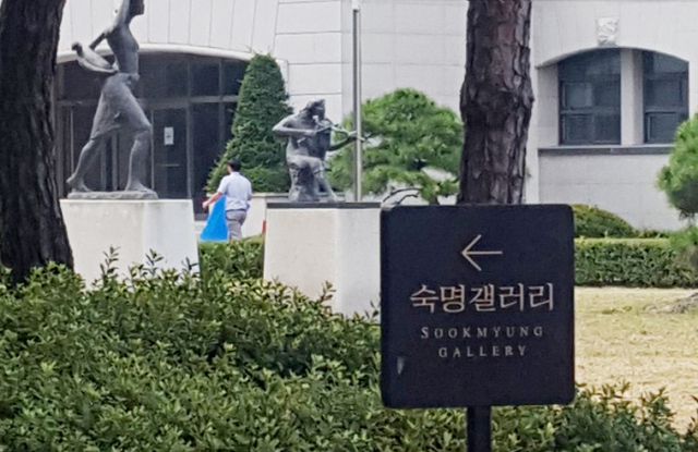 5일 서울 강남구 숙명여자고등학교에서 경찰 수사관으로 추정되는 남성이 파란색 박스를 들고 학교 건물로 들어가고 있다. 경찰은 시험문제 유출 의혹과 관련 이 학교 교장실과 교무실 등을 압수수색하고 있다. 연합뉴스