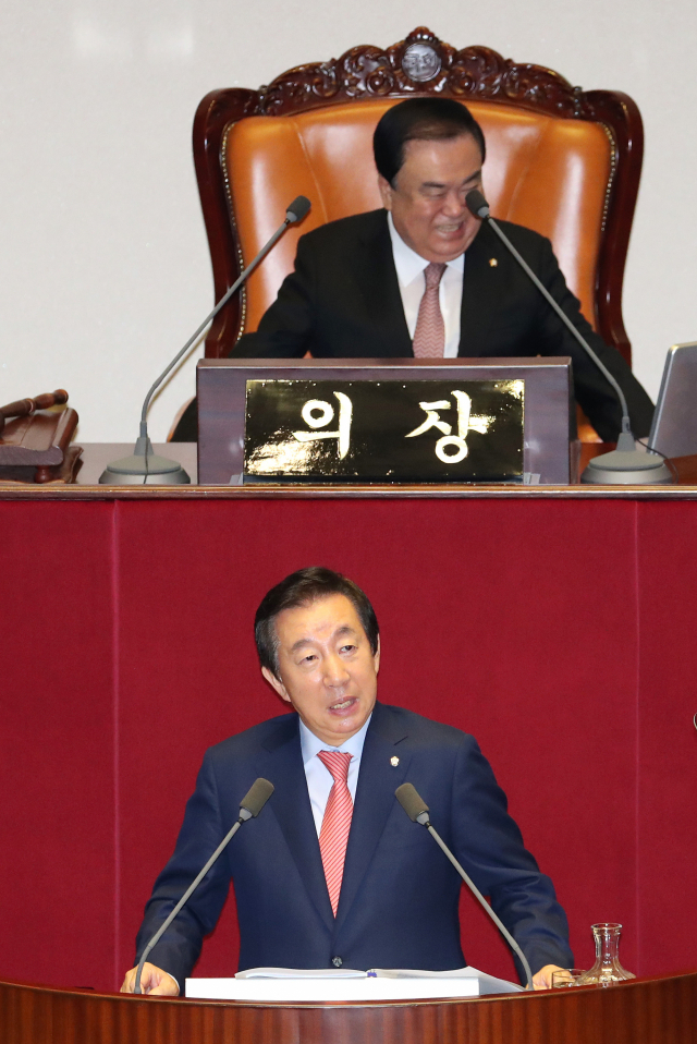 자유한국당 김성태 원내대표가 5일 오전 국회 본회의에서 교섭단체 대표 연설 중 지난 3일 문희상 국회의장의 개회사를 