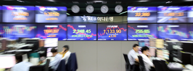 코스피가 외국인과 기관의 쌍끌이 매도로 하락세를 면치 못하고 있다. 사진은 지난달 명동 KEB하나은행 본점 딜링룸 모습. 연합뉴스
