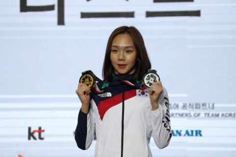 지난달 25일 인도네시아 자카르타 코리아하우스에서 열린 아시안게임 메달리스트 기자회견에서 김서영이 메달을 들고 포즈를 취하고 있다. 연합뉴스