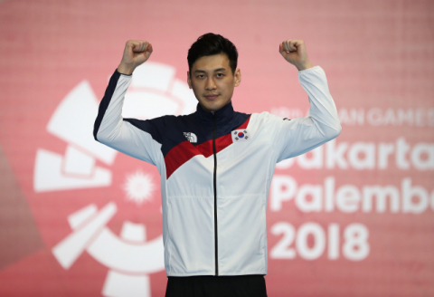 지난달 20일 2018 자카르타-팔렘방 아시안게임 펜싱 남자 사브르 결승전에서 금메달을 차지한 구본길이 기념사진을 찍고 있다. 연합뉴스