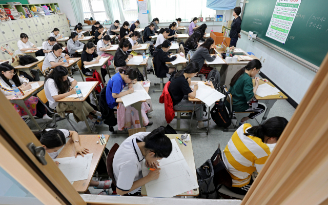 2019학년도 대학수학능력시험 9월 모의평가가 시행된 5일 오전 대구여자고등학교에서 3학년 학생들의 시험을 치르고 있다. 김영진 기자 kyjmaeil@msnet.co.kr