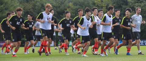 한국 축구대표팀 선수들이 4일 파주 축구대표팀트레이닝센터에서 가볍게 뛰며 몸을 풀고 있다. 연합뉴스