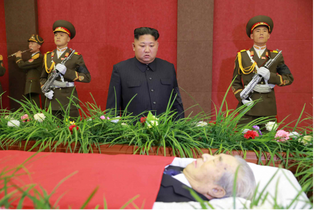 김정은 북한 국무위원장이 최근 사망한 주규창 전 노동당 기계공업부(현 군수공업부) 부장의 빈소를 4일 찾아 애도했다고 노동당 기관지 노동신문이 5일 전했다. 김 위원장의 공개활동이 북한 매체에 보도된 것은 지난달 21일 묘향산의료기구공장 현지지도 및 김영춘 전 인민무력부장의 영결식 참석 이후 16일 만이다. 연합뉴스