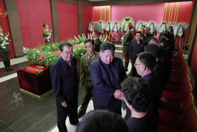 김정은 북한 국무위원장이 최근 사망한 주규창 전 노동당 기계공업부(현 군수공업부) 부장의 빈소를 4일 찾아 애도했다고 조선중앙TV가 5일 보도했다. 사진은 고인의 유가족과 악수하는 김정은의 모습. 연합뉴스