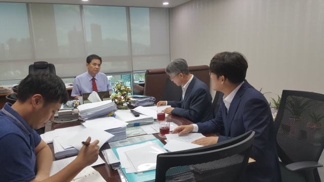 4일 곽상도 자유한국당 국회의원은 국회 의원회관에서 청와대 관계자와 만나 문재인 대통령의 대구 공약 이행 정도를 확인하며 균형 있는 예산지원과 지역 발전사업 추진을 당부했다. 특히 물산업클러스터 활성화를 위해 물기술인증원이 대구에 유치되어야 한다는 점을 강조했다. 곽상도 의원 페이스북