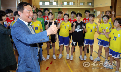구진모 대구시 핸드볼협회장이 대구 사수초등학교 핸드볼팀과 파이팅을 외치고 있다. 성일권 기자 sungig@msnet.co.kr