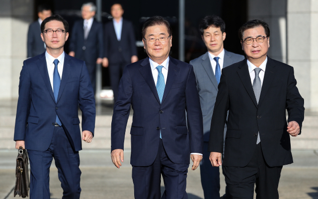정의용 청와대 국가안보실장을 수석으로 하는 문재인 대통령의 대북 특별사절단이 5일 오전 경기도 성남 서울공항을 통해 평양으로 출발하고 있다. 특사단 5명은 특별기를 타고 서울공항을 출발, 서해 직항로를 통해 방북한다. (왼쪽부터) 천해성 통일부 차관, 정의용 국가안보실장, 윤건영 청와대 국정상황실장, 서훈 국정원장. 연합뉴스