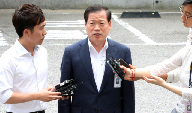 국군기무사령부 계엄령 문건 작성 태스크포스 책임자 소강원 기무사 참모장이 26일 오후 국방부 특별수사단에 출석하며 기자의 질문에 답하고 있다. 특수단은 이날 소강원 참모장을 직권남용권리행사 방해 혐의 피의자 신분으로 소환했다. 연합뉴스