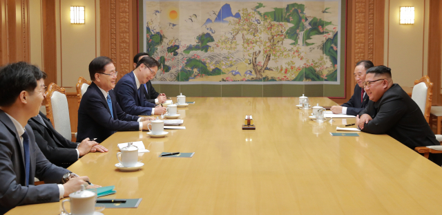 문재인 대통령의 특별 사절단이 5일 북한 평양에서 김정은 북한 국무위원장을 만나 환담하다 미소짓고 있다. 5인의 대북 특사단은 평양에 11시간 40분을 체류하며 남북정상회담 일정·남북관계 진전·비핵화 방안 협의를 마치고 오후 서울공항을 통해 귀환했다. (왼쪽 앞쪽부터) 윤건영 청와대 국정상황실장, 서훈 국정원장, 정의용 국가안보실장, 천해성 통일부 차관, 김상균 국정원2차장, (오른쪽 앞부터) 북한 김정은 국무위원장, 김영철 노동당 중앙위 부위원장 겸 통일전선부장. 연합뉴스