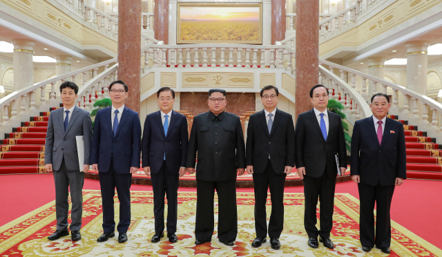 문재인 대통령의 특별 사절단이 5일 북한 평양에서 김정은 북한 국무위원장을 만나 기념 촬영을 하고 있다. 5인의 대북 특사단은 평양에 11시간 40분을 체류하며 남북정상회담 일정·남북관계 진전·비핵화 방안 협의를 마치고 오후 서울공항을 통해 귀환했다. (왼쪽부터) 윤건영 청와대 국정상황실장, 천해성 통일부 차관, 정의용 국가안보실장, 김정은 북 국무위원장, 서훈 국정원장, 김상균 국정원 2차장, 김영철 북 노동당 중앙위 부위원장 겸 통일전선부장. 연합뉴스