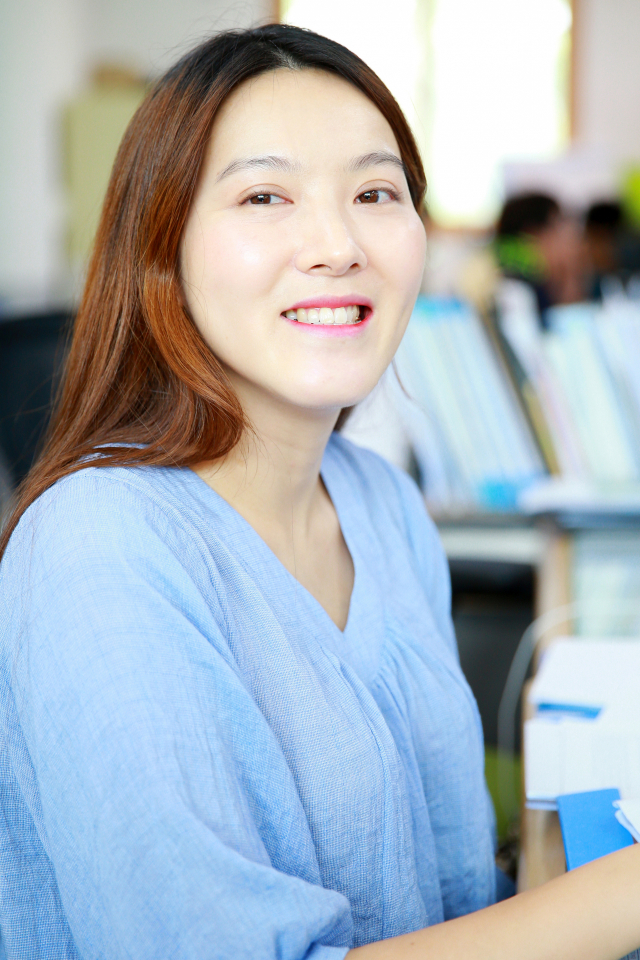 울진군 매화면사무소의 친절공무원으로 뽑힌 이지영 씨는 언제나 살가운 인사와 대화로 민원인들에게 감동을 전한다. 신동우 기자